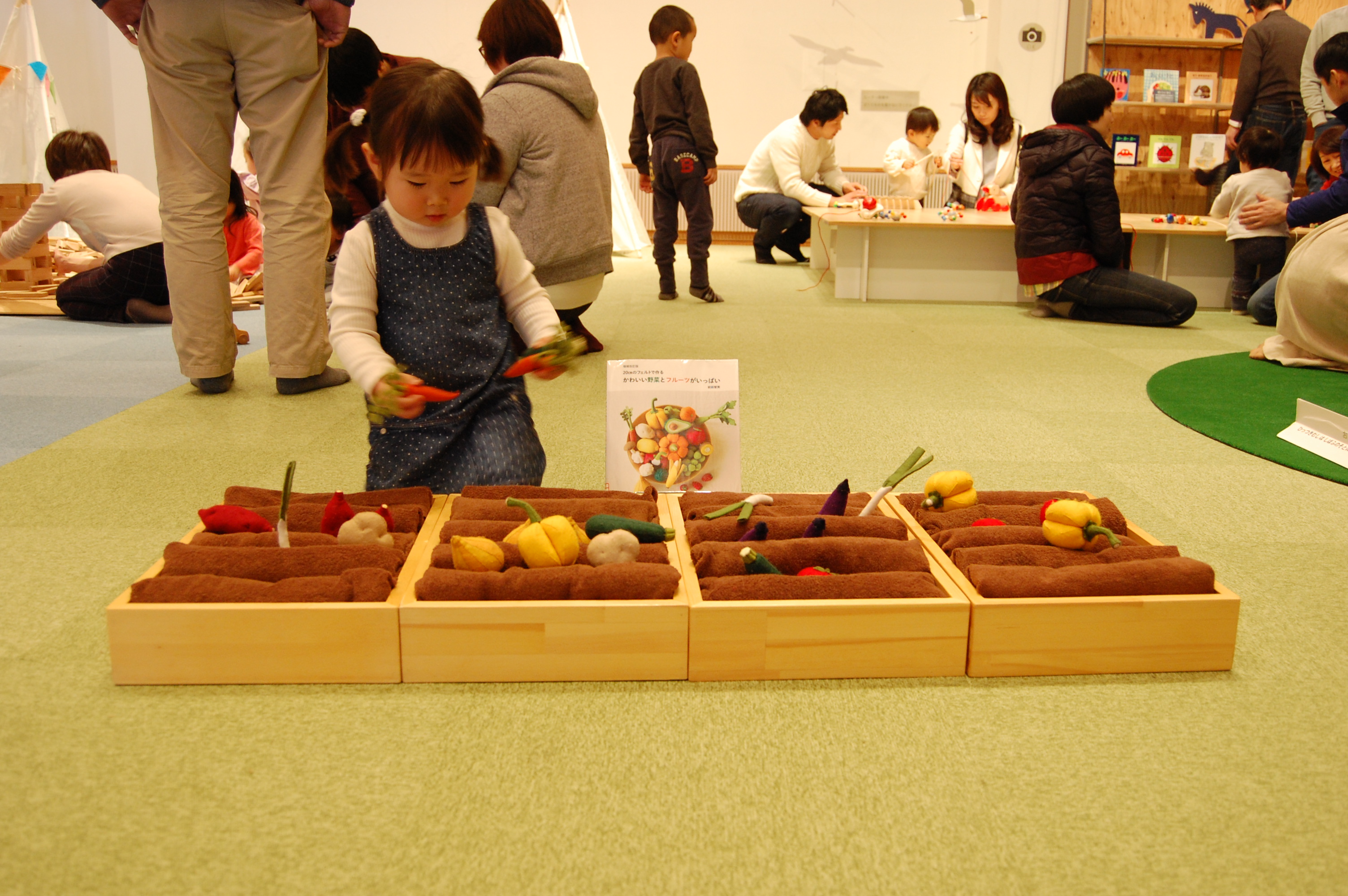 前田智美作野菜フェルトで遊ぶようす