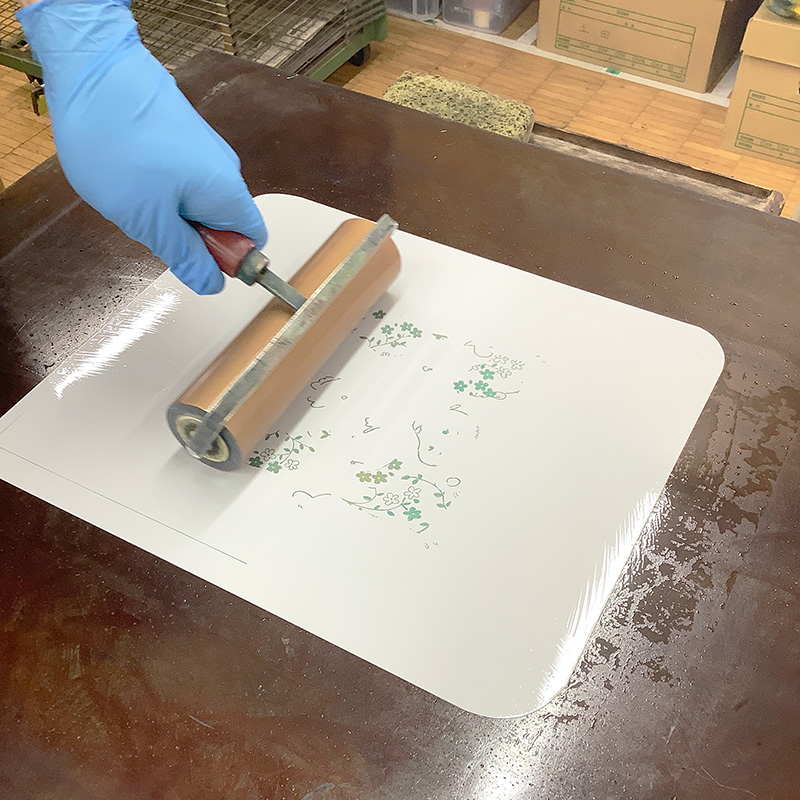 リトグラフのインクをのせる様子