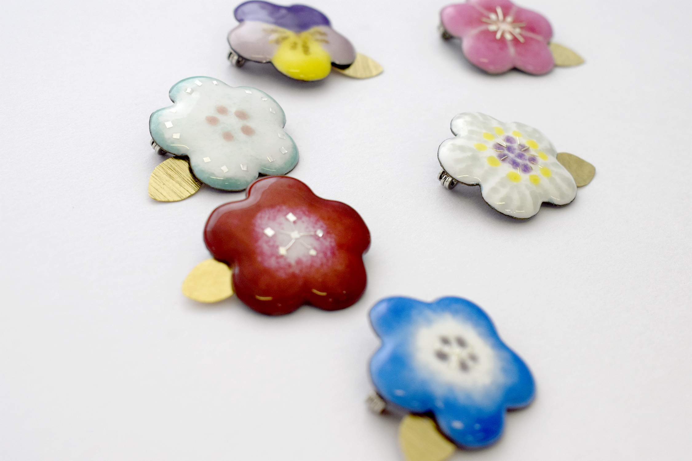 七宝焼で花のブローチをつくろう(7月) | 札幌芸術の森